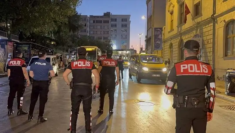 Megakentte Hızlı Operasyon: 4 Saatte Yüzlerce Gözaltı!