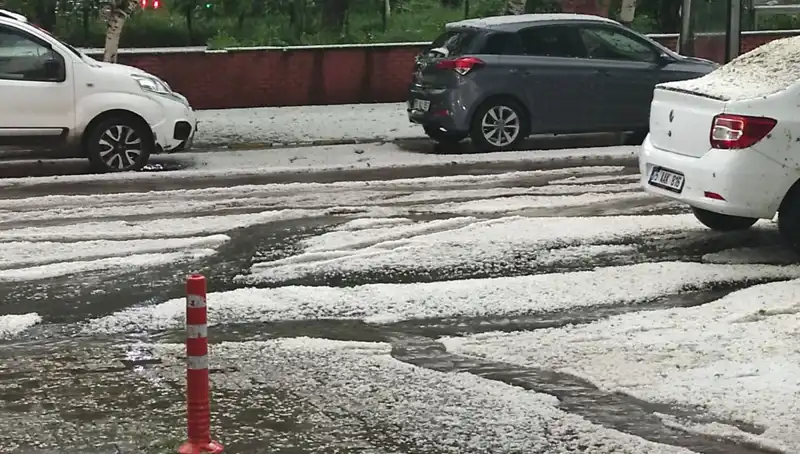 Ardahan'da Dolu Yağışı Şehir Beyaza Büründü, Görsel Şölene Dönüştü!