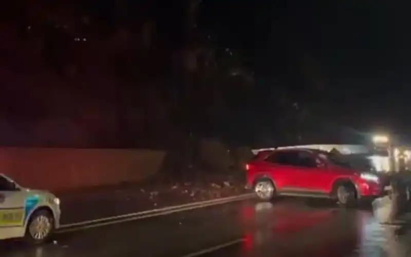 Hakkari'de Dev Heyelan: Ana Yolu Kaplayan Kayalar Şehrin İletişimini Engelledi