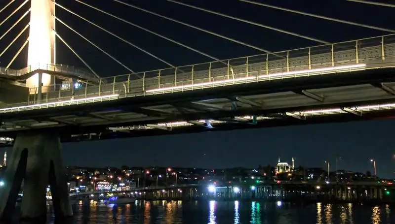Metro Köprüsünden Denize Düşen Kişiyi Bulmak İçin Hızla Harekete Geçildi