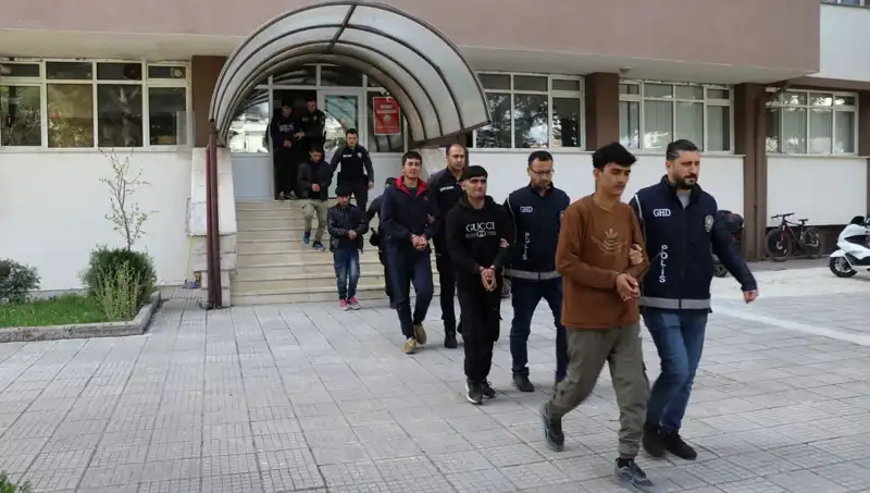 Düzensiz Göçmenlere Yönelik Operasyon: İki İlde 21 Kişi Yakalandı!