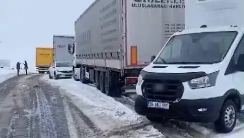 Kars-Ardahan Karayolunda Kar Fırtınası TIR'ları Kandırdı, Yol Kapatıldı!