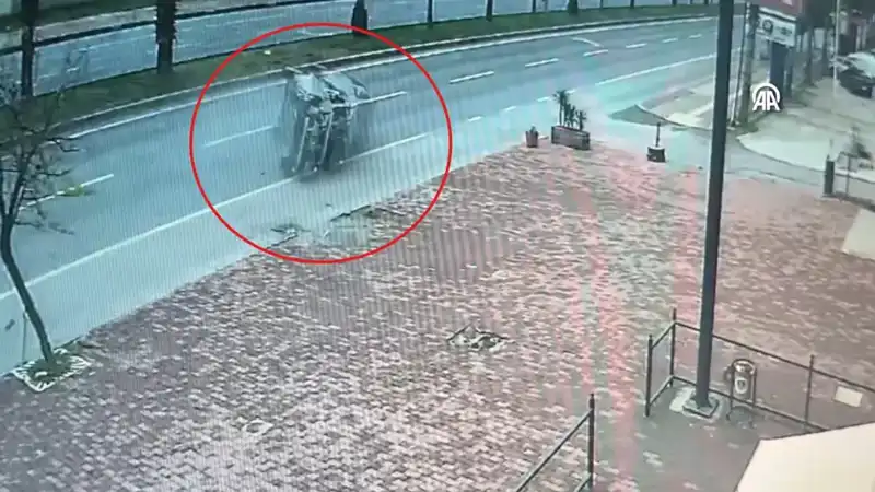 Güvenlik Kamerasında Yer Alan Korkunç Kaza Anı İki Kişiyi Yaraladı