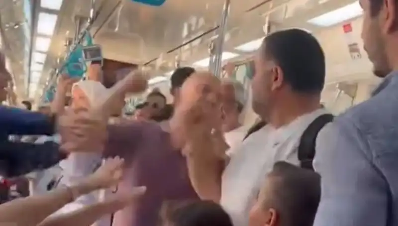 Marmaray'da Yumruklu Kavga: Yolcular Şok İçinde Kaldı!