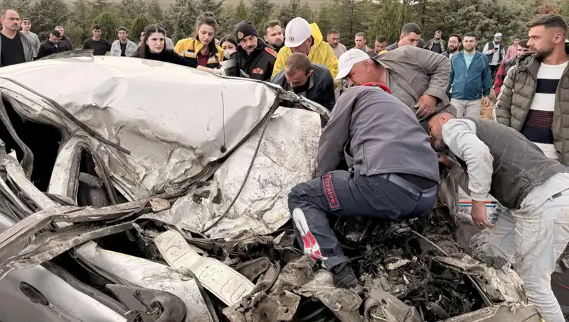 TIR ile Çarpışmanın Dehşeti: Araç Kağıt Gibi Ezildi!