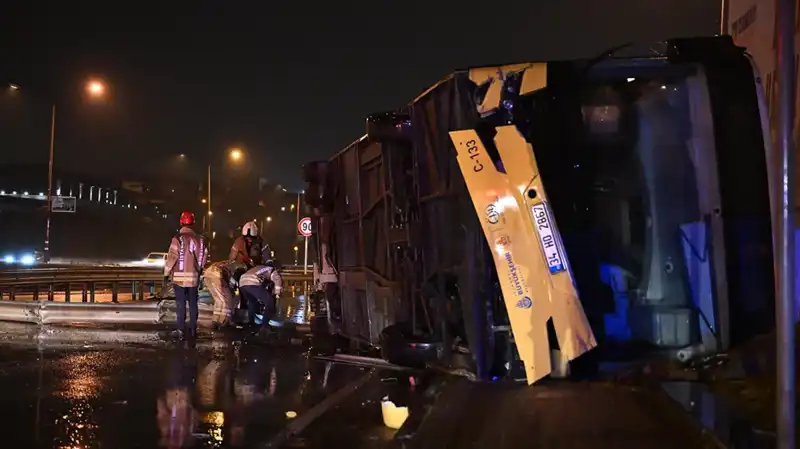 İstanbul'da Özel Halk Otobüsü Devrildi: O Anlar Güvenlik Kamerasında