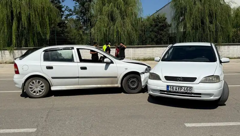 İki Otomobil Çarpıştı: Şehrin Göbeğinde Yaşanan Kaza Herkesin Dikkatini Çekti