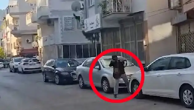 İzmir'de Bir Korku Dolu An: Saldırganla Anlık Çatışma Yaşandı