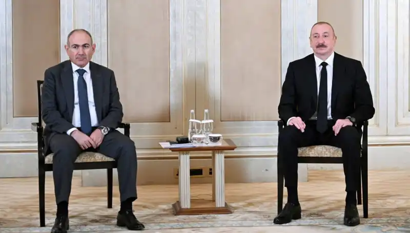 Aliyev ve Paşinyan, Abu Dabi'de Barış İçin Tarihi Toplantı Gerçekleştirdi
