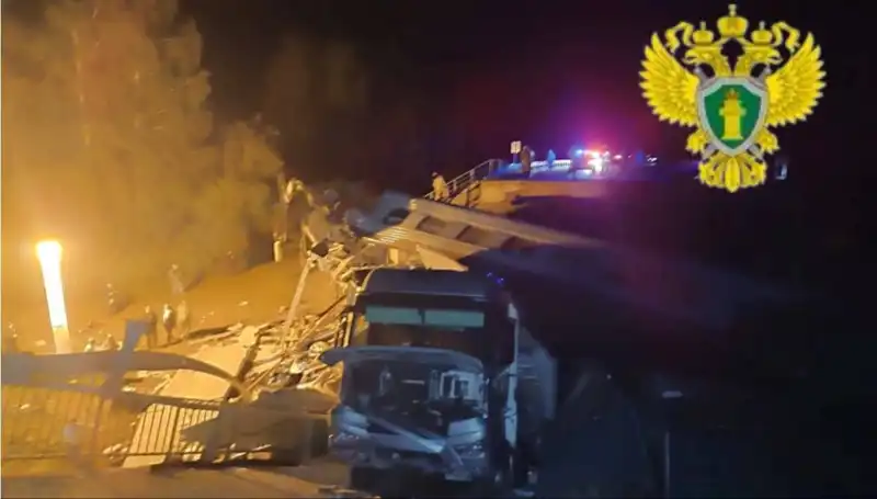 Rusya'da Korkunç Kaza: Köprü Tren Üzerine Çöktü, Can Kaybı ve Yaralılar!