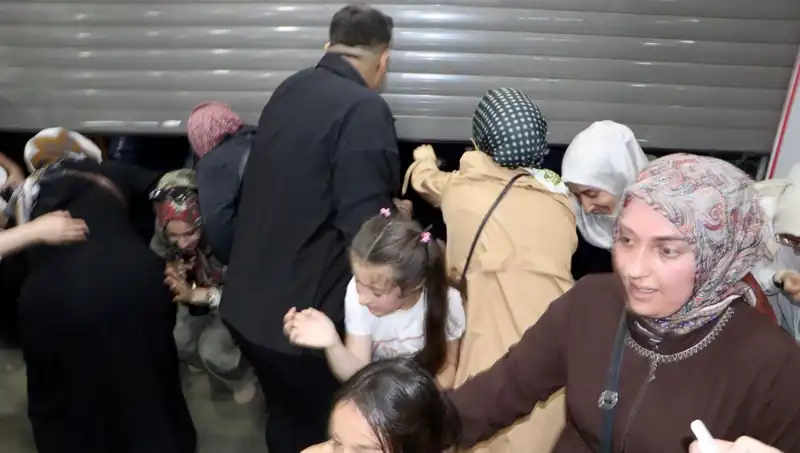 Yüzde 50 İndirim Fırtınası: AVM’de Alışveriş Çılgınlığı Tavan Yaptı