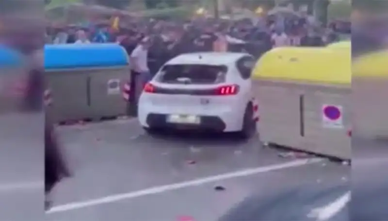 Taraftarların Arasına Daldı, 13 Kişi Yaralandı: Olayın Ayrıntıları