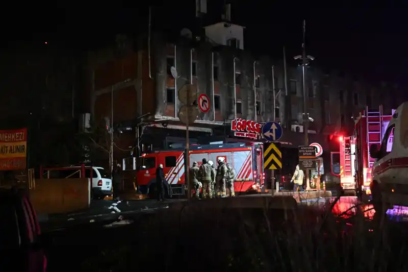 Maslak’ta Yangın Paniği: Beş Araç Alev Alev Yandı!