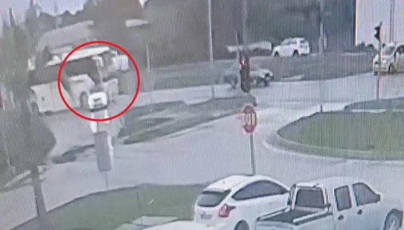 Kırmızı Işıkta Durdu, Yolcu Otobüsü Talihsiz Bir Kazaya Yol Açtı!