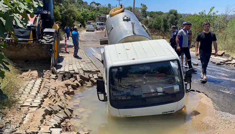 Bodrum'da Su Hattı Patladı: Tanker Çukura Düştü, Şok Edici Görüntüler!