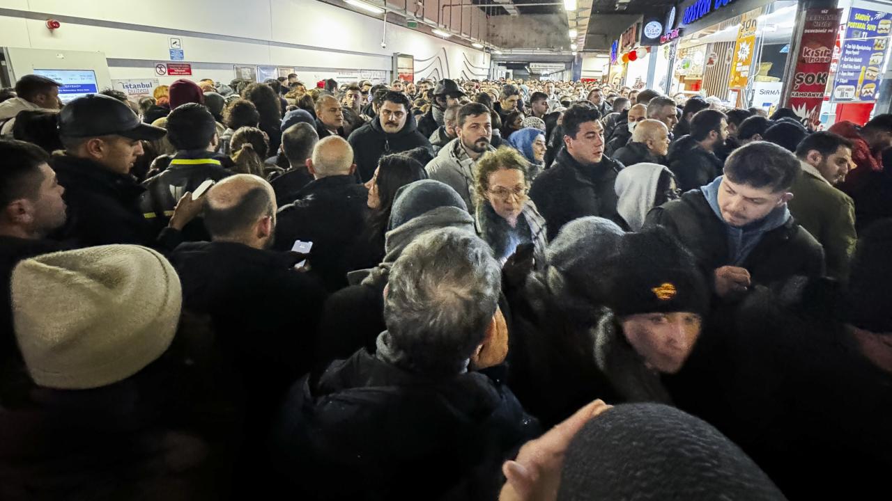 İstanbul'da Kar Yağışı Nedeniyle Olumsuzluklar Yaşanıyor