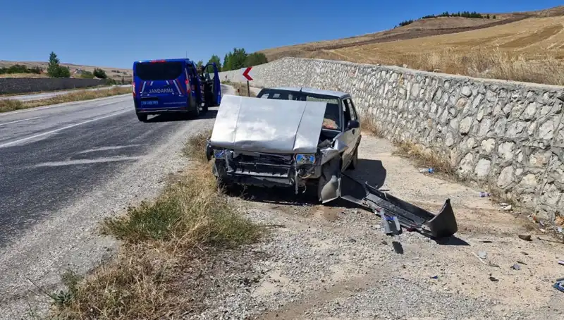 Savrulan Araç Duvara Çarptı: Korkutan Kaza İki Yaralıyla Sonuçlandı