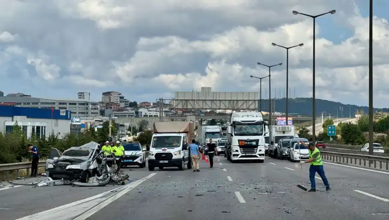 Otoyolda Feci Kaza: Üç Kişi Araçta Sıkıştı, Trafik Durma Noktasına Geldi