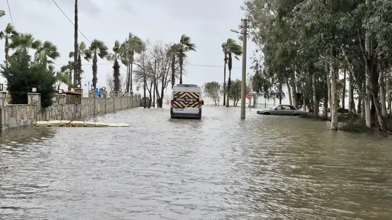 Göl Taşınca İlçe Sular Altında Kaldı: Olan Bitene Tanık Olun!