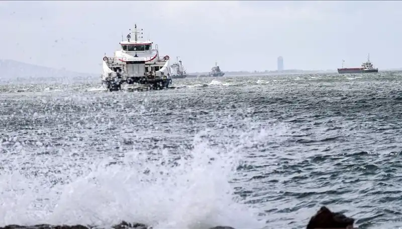İzmir'de Fırtına, Vapur Seferlerini Aksattı! Beklenmedik Gelişmeler