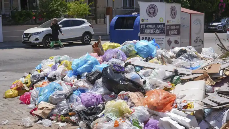 İzmir’de Çöp Yığınları Artıyor: Temizlik Sorunu Tehlike Seviyesinde!
