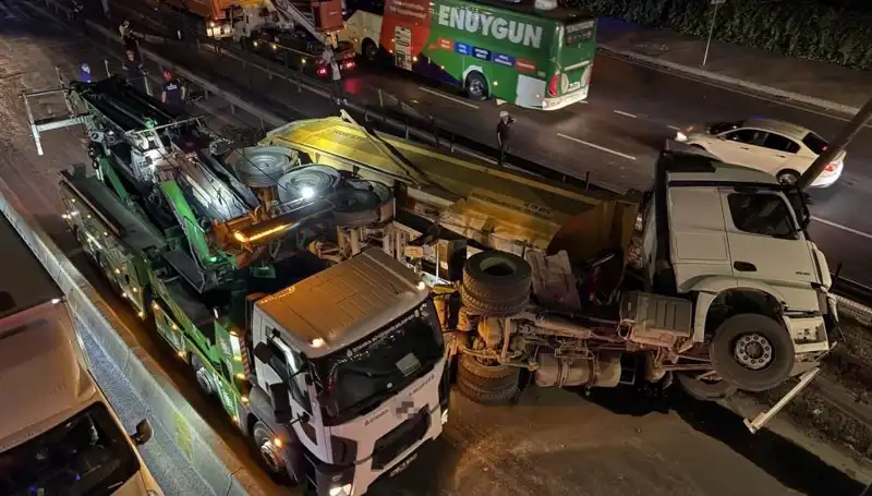 Moloz Yüklü Hafriyat Kamyonu Devrildi: Olay Yerinde Şok Anlar