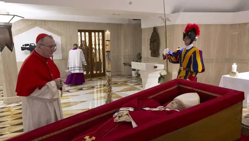 Papa'nın Tabutundaki Şaşırtıcı Fotoğraflar Ortaya Çıktı!