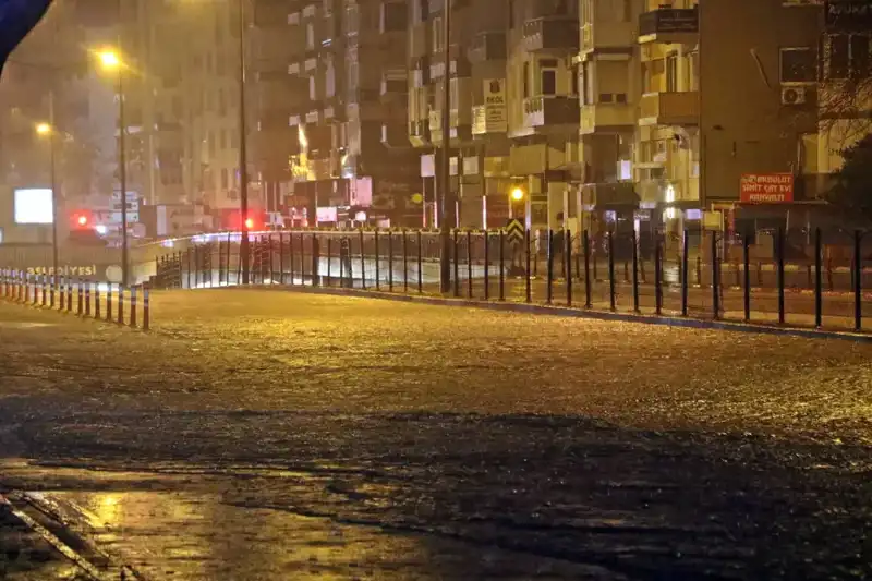 Antalya'da Sel Felaketi: Yollar Göl Oldu, Araçlar Mahsur Kaldı