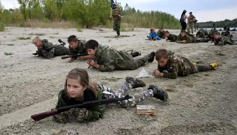 8 Yaşındaki Çocuklar Rusya'daki Askeri Kampta Savaş Eğitimi Alıyor