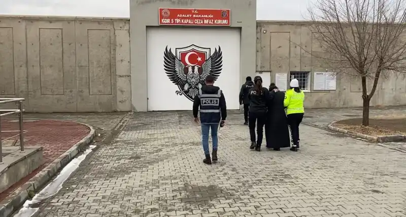 43 Yıl Kesinleşmiş Hapis Cezası Olan Yabancı Şüpheli İzmir'de Yakalandı