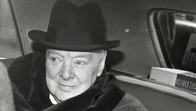 Churchill’in Bekar Evi Tarihi Bir Fırsat Olarak Satışa Çıktı