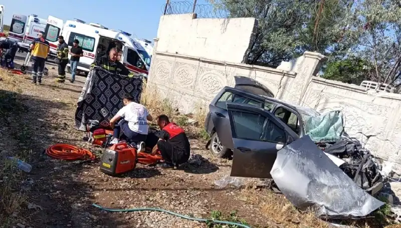 Lastiği Patlayan Araç Duvara Çarptı: Korkunç Kaza!