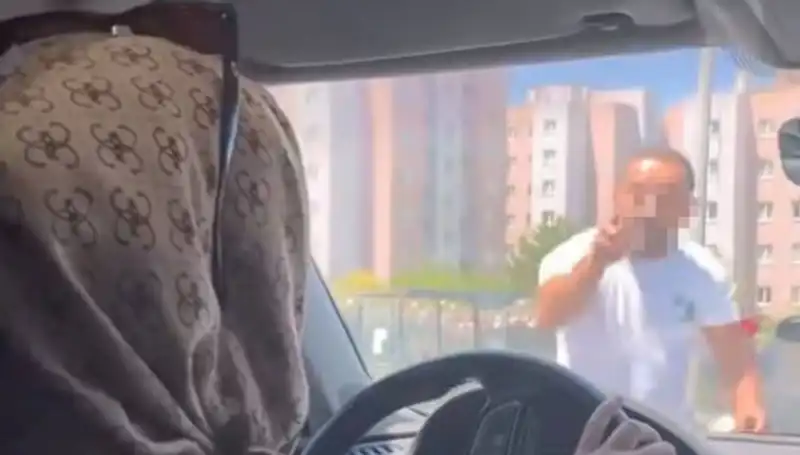 Trafikte İnanılmaz Olay: Camı Yumruklayarak Dehşet Saçan Sürücü