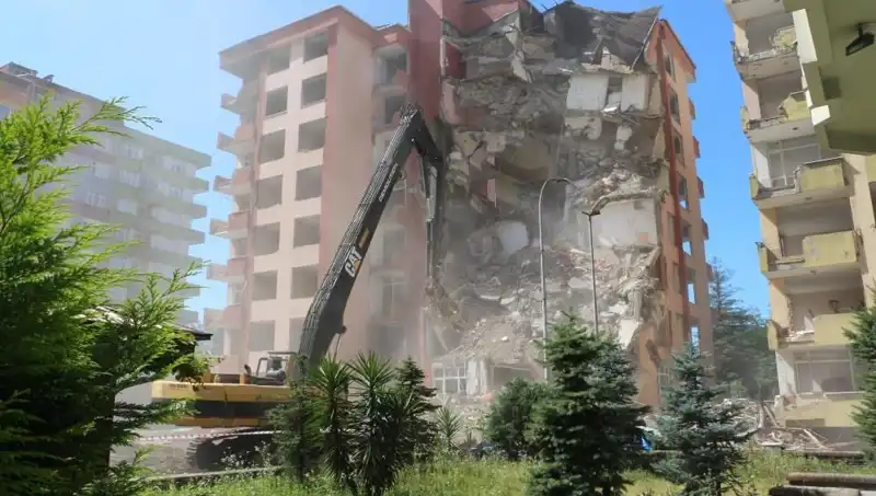 Dalgalar Değil Depremler: İki Bina Yıkılma Tehlikesiyle Karşı Karşıya!