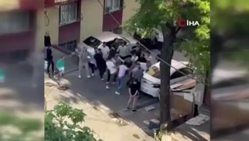 Zorla Kapıları Açmaya Çalışan Madde Bağımlısına Meydan Dayağı