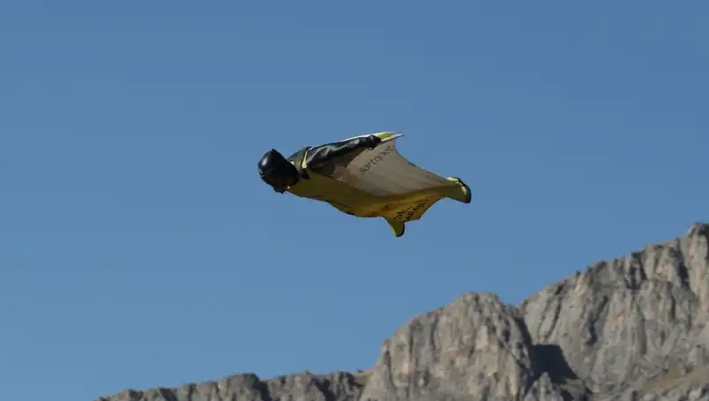 Erzincan'da Adrenalin Dolu Anlar: Yarasa Adam 250 km/h ile Atladı!