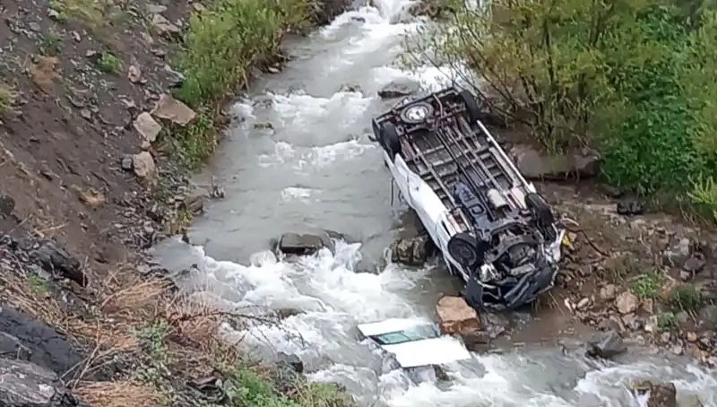 Hakkari'de Minibüs Devrildi: Can Pazarı Yaşandı, İki Kayıp Var