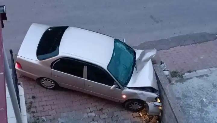 Kontrolü Kaybeden Araç Duvara Çarparak Tehlikeye Neden Oldu