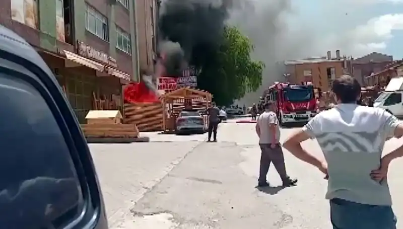 Ankara'da Korkutan Yangın: İş Yerleri Köz Köz Oldu