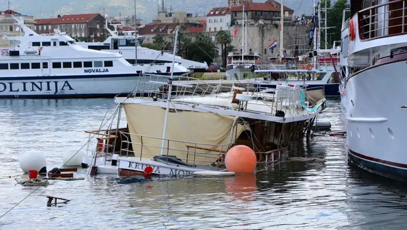 Hırvatistan’da Şiddetli Fırtına: Feribotun Çarptığı Gemi Battı, Tatilciler Korku Dolu Anlar Yaşadı