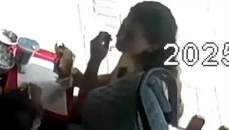 Saçını Tostun İçine Koyarak Skandal Yaratan Kadın!
