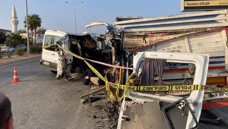 Mersin'de Tatil Yolunda Korkunç Kaza: Hayatını Kaybedenler Var!