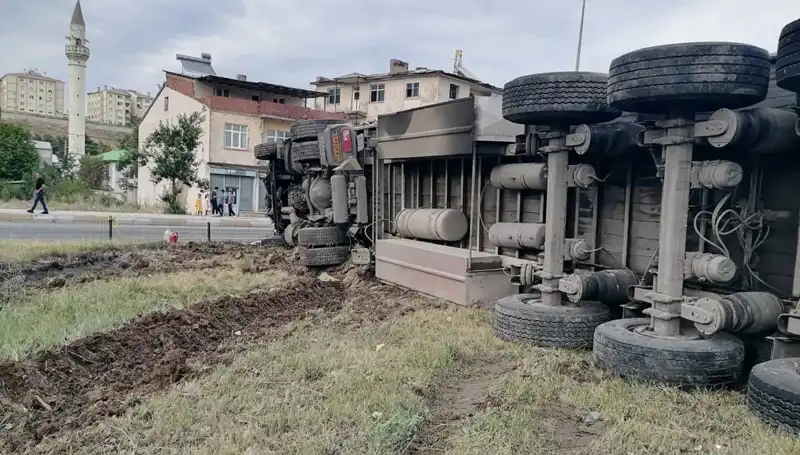 Erzurum’da Freni Boşalan TIR, Korkunç Kaza ile Panik Yarattı!