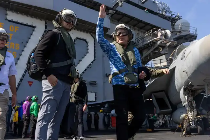 ABD Umman Ekibi, Savaş Gemisinde Kritik Ziyaret Gerçekleştirdi