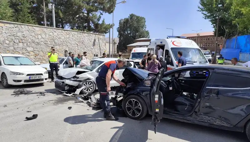 Bitlis'te Feci Kaza: 10 Yaralı, Otomobiller Çarpıştı!