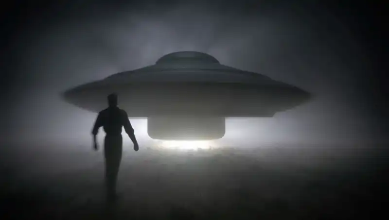 UFO Uzmanı Uyardı: Uzaylılar Masum İnsanı Hedef Alıyor!
