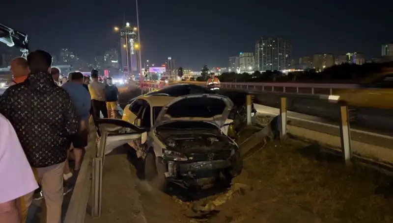 İki Otomobil Yol Ayrımında Kaza Yaptı: Dikkatsizlik Sonucu Felaket!