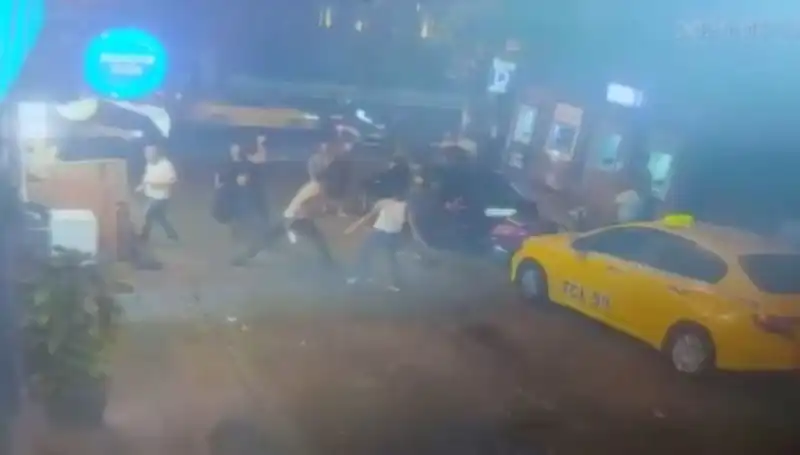 Beyoğlu'nda Laf Atma Sebebiyle Yaşanan Kavgada Kan Döküldü!