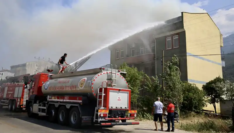 Çatı Katındaki Yangın, Mahallede endişe ve Kaosa Neden Oldu