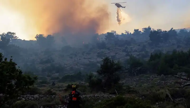 Eğriboz Adası'nda Korkutan Yangın: İki Köy Tahliye Edildi